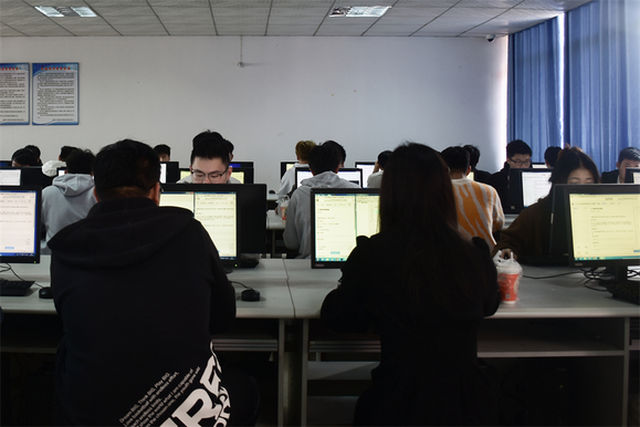 數(shù)學(xué)與計(jì)算機(jī)科學(xué)學(xué)院(軟件服務(wù)外包學(xué)院)舉辦2023年“奮進(jìn)杯”程序設(shè)計(jì)競(jìng)賽月賽，聚焦軟件銷售創(chuàng)新解決方案